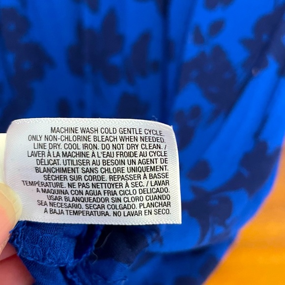 Old Navy Blue and Black Floral Scoop Neck Top - Picture 4 of 9